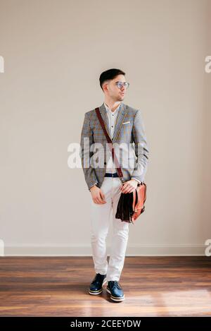 Stilvoller Mann in lässiger Jacke Stockfoto