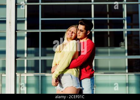 Junges Paar umarmt in der Stadt Stockfoto