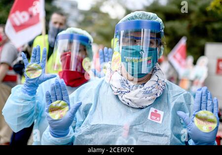 Potsdam, Deutschland. September 2020. Demonstranten stehen vor dem Ort für die Tarifverhandlungen 2020 auf Bundes- und kommunaler Ebene. Quelle: Britta Pedersen/dpa-Zentralbild/dpa/Alamy Live News Stockfoto