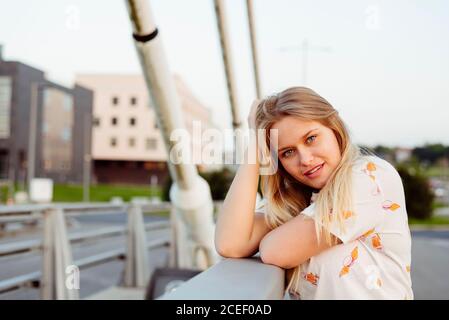 Junge Frau, die auf der Brücke steht Stockfoto