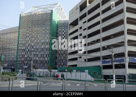 SAO PAULO, BRASILIEN - 08. Aug 2020: Fassade der Allianz Arena, Haus der Konzerte und Fußballspiele des Palmeiras Clubs. Blick Auf Die Straße Stockfoto