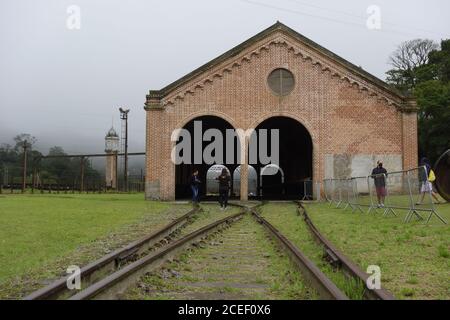 PARANAPIACABA, BRASILIEN - 01. Aug 2020: Historisches Dorf Paranapiacaba unter Nebel. Alter Bahnhof. Santo Andre, Brasilien Stockfoto