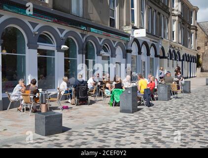 Straßencafé in Colquhoun Square, Helensburgh, auf dem Bürgersteig während der Pandemie-Beschränkungen erweitert. Stockfoto