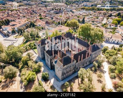 Luftaufnahme des Palastes der Herzöge von Braganza und der Stadt Guimaraes, Portugal Stockfoto