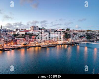 Die berühmteste Brücke in Porto, Ponte dom Luis I, am Abend wunderschöner Blick auf die Stadt. Der Ort, der von Touristen aus vielen Ländern besucht wird. Portugal Stockfoto