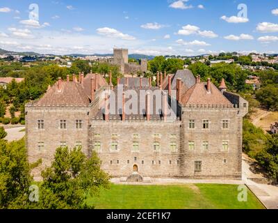 Luftaufnahme des Palastes der Herzöge von Braganza und des Schlosses in Guimaraes, Portugal Stockfoto