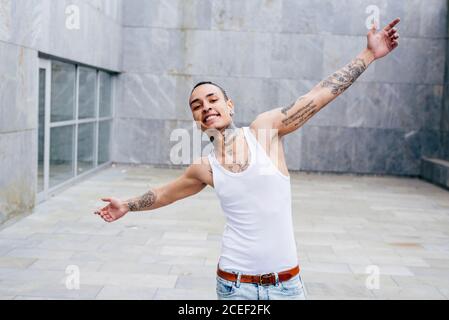 Tätowierte Mann mit Piercing Stockfoto