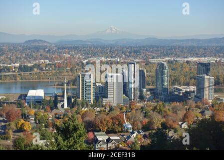 PORTLAND, OR - 2 NOV 2019 - Blick auf die Skyline von Portland und die Portland Aerial Tram (OHSU Tram) in Oregon, USA. Stockfoto