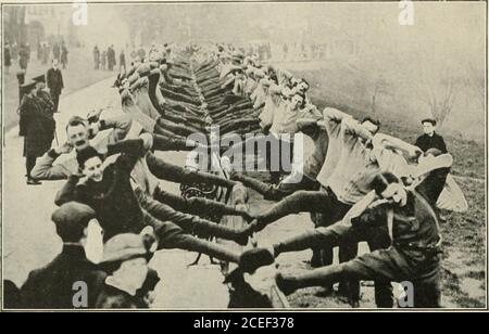 . Kitchener Armee und die territorialen Kräfte, die volle Geschichte einer großen Leistung ;. r/iofo. Sfnrt und General. MÄNNER DER RUELIC SCHULE EOYS CORPS WARTEN DARAUF, HYDE PARK ZU VERLASSEN, UM IHR LAGER IN EPSOM.B LO KITCHENER S A NNY. FOTO. S^ort und General.SCHWEDISCHER BOHRER IM FREIEN. – DIE KÖNIGIN VICTORIAS GEWEHRE AUSBILDUNG IN HAMPSTEAD. Städte, die zugänglich waren, um Möchtegern-tatsächliche Prüfung und Vereidigung-in von indi- recruits. TheV kam in solch großer Zahl viduals ging so schnell wie war, dass nicht nur war es unmöglich, ex- humly möglich, aber es war auch in der pedititiously mit ihnen als Stockfoto