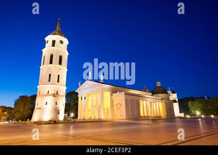 Nachtansicht der beleuchteten Kathedrale Basilika St. Stanislaus und St. Ladislaus am Cathedral Square in der Altstadt von Vilnius, Litauen Stockfoto