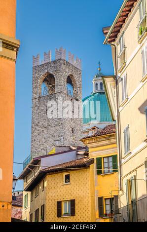 Kuppel von Santa Maria Assunta Neue Kathedrale, Duomo Nuovo römisch-katholische Kirche und Turm des Palazzo del Broletto Palast, Blick zwischen Gebäuden, Brescia Altstadt, Lombardei, Norditalien Stockfoto