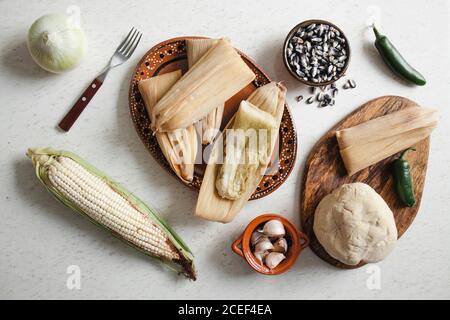 Teig in der Nähe von Mais Schale und Gewürze für Tamales Stockfoto