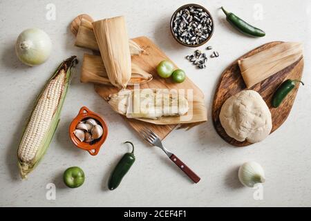 Teig in der Nähe von Mais Schale und Gewürze für Tamales Stockfoto