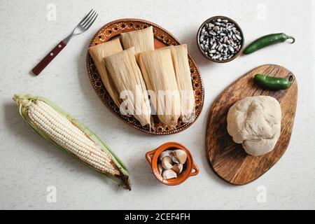 Teig in der Nähe von Mais Schale und Gewürze für Tamales Stockfoto