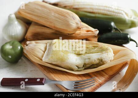 Teig in der Nähe von Mais Schale und Gewürze für Tamales Stockfoto