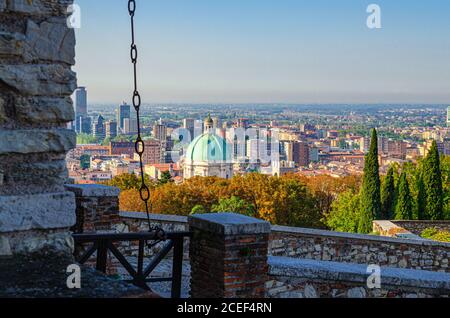 Luftpanorama des alten historischen Stadtzentrums von Brescia Stadt mit Dom von Santa Maria Assunta Neue Kathedrale, Duomo Nuovo katholische Kirche, Lombardei, Norditalien. Stadtbild der Stadt Brescia. Stockfoto