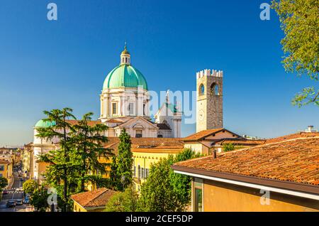 Kuppel von Santa Maria Assunta Neue Kathedrale, Duomo Nuovo römisch-katholische Kirche und Uhrturm des Palazzo del Broletto Palast, klaren blauen Himmel, Brescia Altstadt, Lombardei, Norditalien Stockfoto