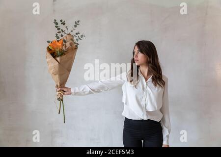 Junge Frau mit einem Blumenstrauß Stockfoto