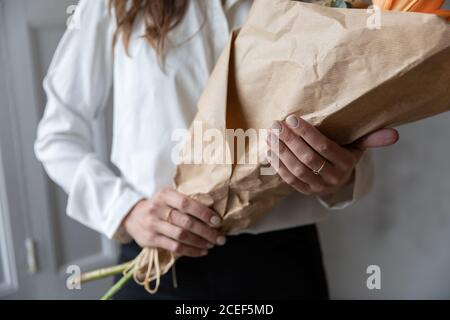 Junge Frau mit einem Blumenstrauß Stockfoto