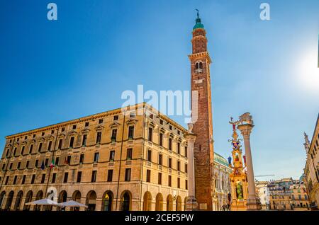 Comune di Vicenza Ufficio Patrimonio, Torre Bissara Uhrenturm und Säule mit geflügelten Löwen und Statuen auf der Piazza dei Signori, altes historisches Stadtzentrum von Vicenza, Region Venetien, Italien Stockfoto