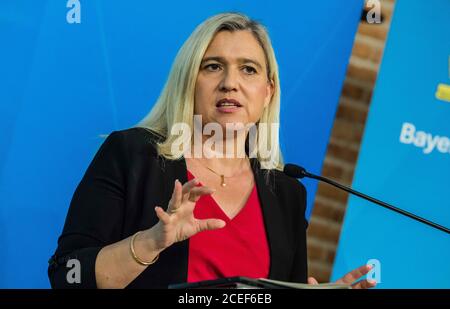 München, Bayern, Deutschland. September 2020. Bayerische Gesundheitsministerin Dr. MELANIE HUML. Nach einem Treffen des Bayerischen Ministerrat beriet Dr. Florian Herrmann, Dr. Melanie Huml und Dr. Michael Piazolo die Öffentlichkeit über den aktuellen Stand der Coronavirus-Pandemie in Deutschland und die Auswirkungen der aktuellen Statistiken auf Schulen. Zu den Maßnahmen gehören die Belüftung von Schulen, Maskenbedarf und ein dreistufiges Umsetzungssystem basierend auf der Infektionsdichte. Für Studenten, die sich umsehen, wird es Hilfebusse zur Verfügung gestellt, um Stockfoto