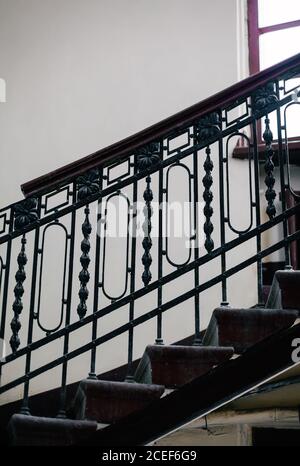 Schwarz geschmiedete Einzäunung der Vintage-Leiter, vertikale Schuss Stockfoto