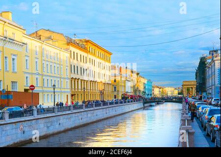 SAINT-PETERSBURG, RUSSLAND - 11. JULI 2019: Menschen, die am Kanal in der Altstadt Straße von Saint-Petersburg, Russland Stockfoto