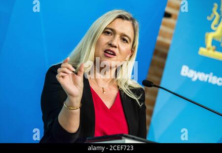 München, Bayern, Deutschland. September 2020. Bayerische Gesundheitsministerin Dr. MELANIE HUML. Nach einem Treffen des Bayerischen Ministerrat beriet Dr. Florian Herrmann, Dr. Melanie Huml und Dr. Michael Piazolo die Öffentlichkeit über den aktuellen Stand der Coronavirus-Pandemie in Deutschland und die Auswirkungen der aktuellen Statistiken auf Schulen. Zu den Maßnahmen gehören die Belüftung von Schulen, Maskenbedarf und ein dreistufiges Umsetzungssystem basierend auf der Infektionsdichte. Für Studenten, die sich umsehen, wird es Hilfebusse zur Verfügung gestellt, um Stockfoto