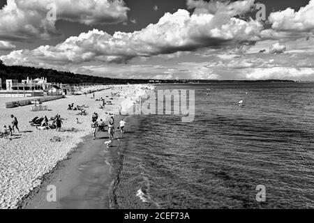 Die Menschen ruhen sich an einem heißen Sommertag auf dem Strand aus. Golf von Danzig, Ostsee, Danzig Brzezno, Polen. Stockfoto