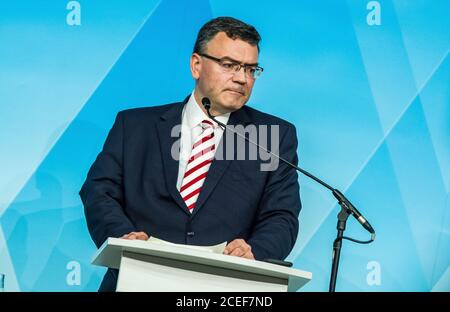 München, Bayern, Deutschland. September 2020. Bayerischer Staatsminister Dr. FLORIAN HERRMANN. Nach einem Treffen des Bayerischen Ministerrat beriet Dr. Florian Herrmann, Dr. Melanie Huml und Dr. Michael Piazolo die Öffentlichkeit über den aktuellen Stand der Coronavirus-Pandemie in Deutschland und die Auswirkungen der aktuellen Statistiken auf Schulen. Zu den Maßnahmen gehören die Belüftung von Schulen, Maskenbedarf und ein dreistufiges Umsetzungssystem basierend auf der Infektionsdichte. Für Studenten, die sich umsehen, werden Hilfbusse zur Verfügung gestellt, um die Überfüllung zu reduzieren Stockfoto