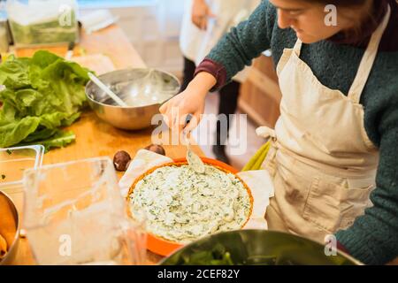 Kochen Putting Sauce auf Gericht Stockfoto