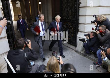 London, Großbritannien. September 2020. Der britische Premierminister Boris Johnson (R, Mitte) kehrt nach einer Kabinettssitzung am 1. September 2020 in London, Großbritannien, in die Downing Street zurück. Quelle: Tim Ireland/Xinhua/Alamy Live News Stockfoto