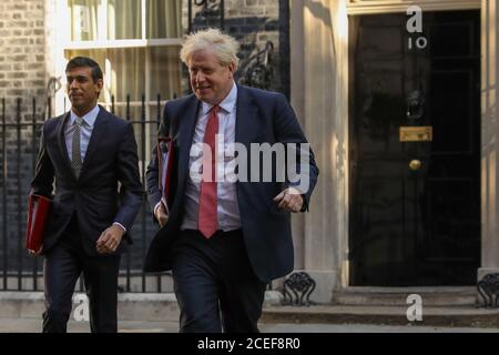 London, Großbritannien. September 2020. Der britische Premierminister Boris Johnson (R) und der britische Schatzkanzler Rishi Sunak (L) verlassen am 1. September 2020 die Downing Street 10 zu einer Kabinettssitzung in London, Großbritannien. Quelle: Tim Ireland/Xinhua/Alamy Live News Stockfoto