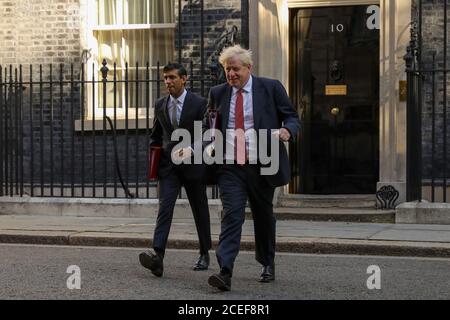 London, Großbritannien. September 2020. Der britische Premierminister Boris Johnson (R) und der britische Schatzkanzler Rishi Sunak (L) verlassen am 1. September 2020 die Downing Street 10 zu einer Kabinettssitzung in London, Großbritannien. Quelle: Tim Ireland/Xinhua/Alamy Live News Stockfoto