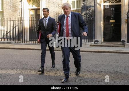 London, Großbritannien. September 2020. Der britische Premierminister Boris Johnson (R) und der britische Schatzkanzler Rishi Sunak (L) verlassen am 1. September 2020 die Downing Street 10 zu einer Kabinettssitzung in London, Großbritannien. Quelle: Tim Ireland/Xinhua/Alamy Live News Stockfoto