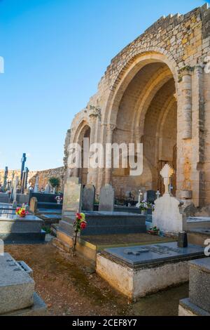 Friedhof in den Ruinen der Kirche Santa Maria de la Varga. Uceda, Provinz Guadalajara, Castilla La Mancha, Spanien. Stockfoto