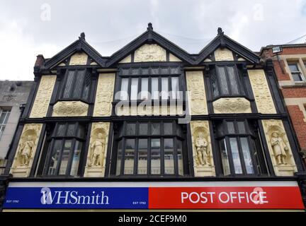 Imitierte Tudor-Fassade einer ehemaligen Schuhchemikerin, mit König canute, Bury St. edmunds, england Stockfoto