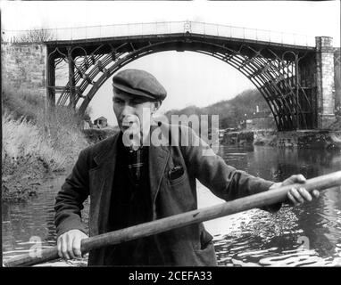 Coracle Maker Eustace Rogers auf dem Fluss Severn bei Ironbridge 1971 BILD VON DAVID BAGNALL Stockfoto