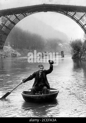 Coracle Maker Eustace Rogers auf dem Fluss Severn bei Ironbridge im Jahr 1974 nach dem Gewinn der Fußball-Pools. Stockfoto