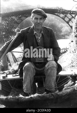 Coracle Maker Eustace Rogers auf dem Fluss Severn bei Ironbridge Im Jahr 1977 Stockfoto