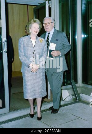 Premierministerin Margaret Thatcher bei Ankunft am Flughafen London Heathrow 1989 Stockfoto