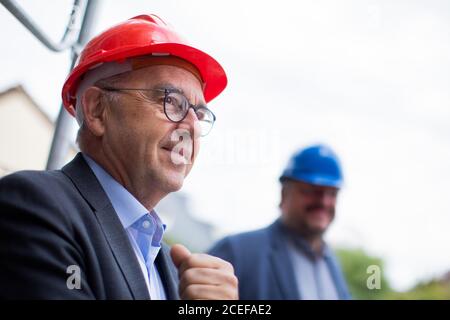 01. September 2020, Nordrhein-Westfalen, Düsseldorf: Norbert Walter-Borjans, Vorsitzender der SPD, steht während seiner Sommerreise vor einem neuen Sozialbauprojekt. Foto: Rolf Vennenbernd/dpa Stockfoto