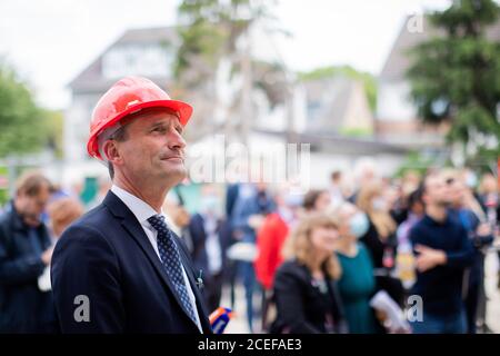 01. September 2020, Nordrhein-Westfalen, Düsseldorf: Thomas Geisel (SPD), Oberbürgermeister von Düsseldorf, sieht sich während einer Sommerreise einem neuen Sozialbauprojekt gegenüber. Foto: Rolf Vennenbernd/dpa Stockfoto