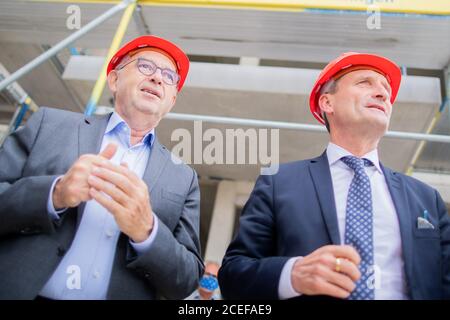 01. September 2020, Nordrhein-Westfalen, Düsseldorf: Norbert Walter-Borjans (l.), Vorsitzender der SPD, und Thomas Geisel (SPD), Oberbürgermeister von Düsseldorf, stehen während einer SPD-Sommerreise vor einem neuen Sozialbauprojekt. Foto: Rolf Vennenbernd/dpa Stockfoto