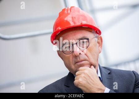 01. September 2020, Nordrhein-Westfalen, Düsseldorf: Norbert Walter-Borjans, Vorsitzender der SPD, steht während seiner Sommerreise vor einem neuen Sozialbauprojekt. Foto: Rolf Vennenbernd/dpa Stockfoto