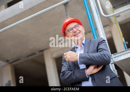 01. September 2020, Nordrhein-Westfalen, Düsseldorf: Norbert Walter-Borjans, Vorsitzender der SPD, steht während seiner Sommerreise vor einem neuen Sozialbauprojekt. Foto: Rolf Vennenbernd/dpa Stockfoto