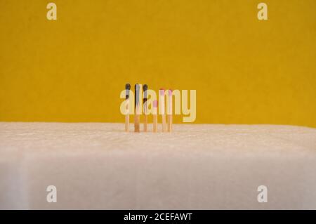 Streichhölzer, Seite an Seite auf weißem Grund und blauem Hintergrund, Konzeptfoto, die Ausbreitung des Feuers, Panoramafoto Stockfoto