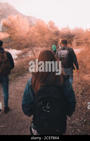 Nicht erkennbare Reisende auf dem Weg Stockfoto