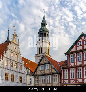Celle, Niedersachsen / Deutschland - 3. August 2020: Blick auf das alte Rathaus und das St. Marien Kirchengebäude in Celle in Niedersachsen Stockfoto