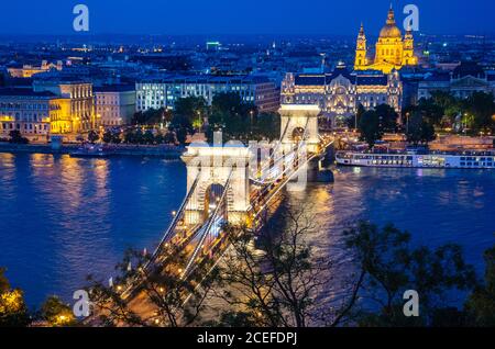 Architektonische Verbindungen, Straßen und Brücken. Ansicht der Széchenyi Kettenbrücke in Budapest, Ungarn. Foto wurde bei Nacht aufgenommen. Stockfoto